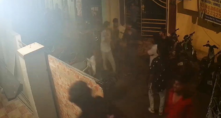 హైదరాబాద్ KPHBలో యువతి పట్ల అసభ్యవ్యవహారం.. హాస్టల్‌పై దుర్ఘటన దాడి, సీసీటీవీ దృశ్యాలు షాకింగ్

