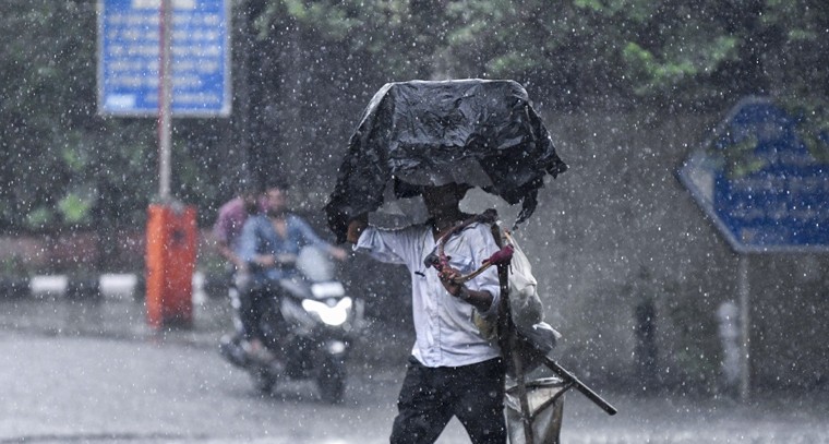తెలంగాణలో ఉరుములతో కూడిన వర్షాలు: పలు జిల్లాలకు ఎల్లో అలర్ట్ జారీ

