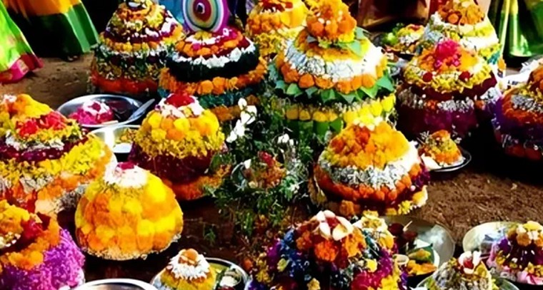 ఎంగిలి పూల బతుకమ్మ.. పూల పండుగకు అద్భుతమైన ఆరంభం

