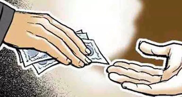 కాంట్రాక్టర్ నుండి లంచం తీసుకుంటూ ఏసీబీకి పట్టుబడ్డ అసిస్టెంట్ ఇంజనీర్

