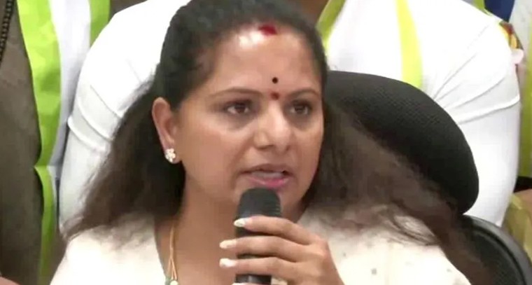 BRSలో కుట్రలు.. కవిత హెచ్చరిక, KCRకు ప్రమాదం పొంచి ఉంది!

