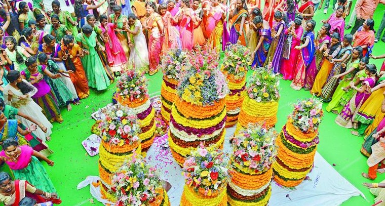 నవ రూపాలలో నవ బతుకమ్మలు..  తెలంగాణ సంస్కృతికి ప్రతీక

