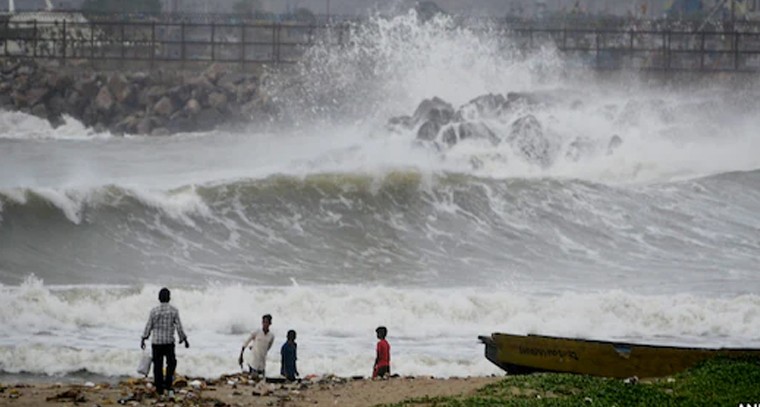 భీకర మొంథా.. ఉమ్మడి వరంగల్ జిల్లాలో మృత్యు తాండవం.. రాష్ట్రవ్యాప్తంగా 12 మంది బలి

