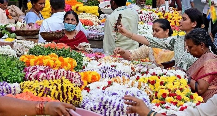 పూల రైతుల పంట పండింది.. నవరాత్రి, దసరా ప్రభావంతో భారీగా పెరిగిన పూల ధరలు!

