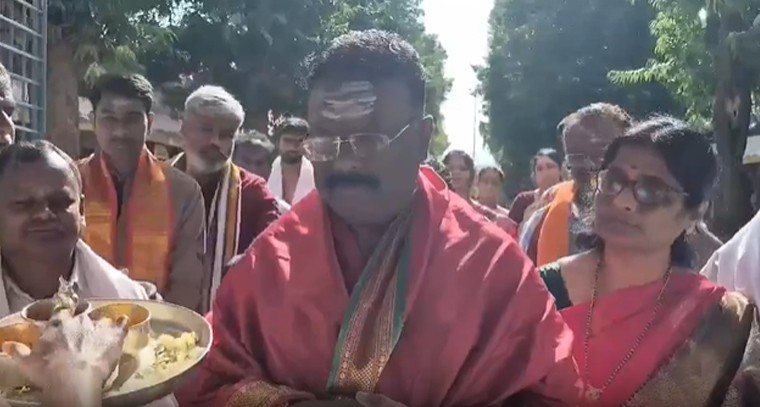 ఏపీలో శ్రీశైలం ఆలయాన్ని సందర్శించిన BRS MLC దాసోజు శ్రవణ్‌

