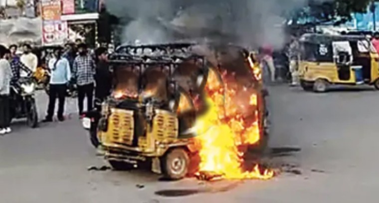 మహబూబ్‌నగర్‌లో విషాదం.. ఆర్డీవో కార్యాలయం మెట్లు ఎక్కి, కుటుంబంపై పెట్రోల్ పోసిన ఆటో డ్రైవర్

