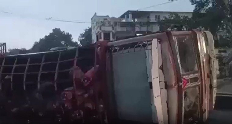 భారీ ప్రమాదం తప్పింది.. భద్రాద్రి కొత్తగూడెం జిల్లాలో గ్యాస్ సిలిండర్ల లారీ బోల్తా!

