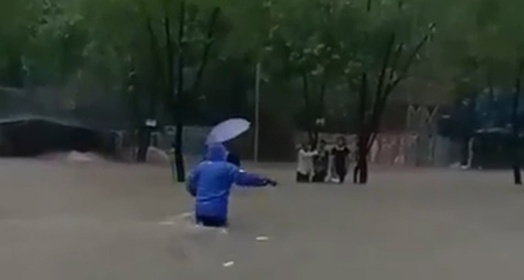 వరంగల్ నగరాన్ని ముంచెత్తిన మొంథా తుపాను.. వరద నీటిలో చిక్కుకున్న కాలనీలు, స్తంభించిన రాకపోకలు

