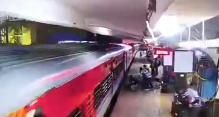 రైల్వే కానిస్టేబుల్ అప్రమత్తత.. కాచిగూడలో మణిదీప్‌కు త్రుటిలో తప్పిన ప్రాణాపాయం

