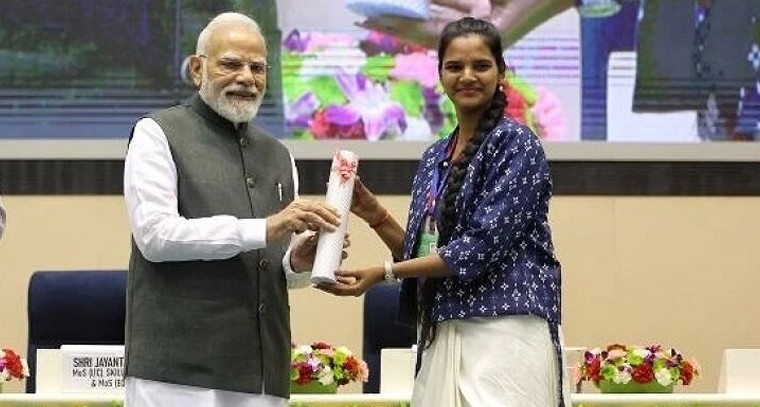 ఖమ్మం ప్రజలకు గర్వకారణం.. ప్రధాని చేతుల మీదుగా AI ఆవిష్కరణకు జాతీయ అవార్డు

