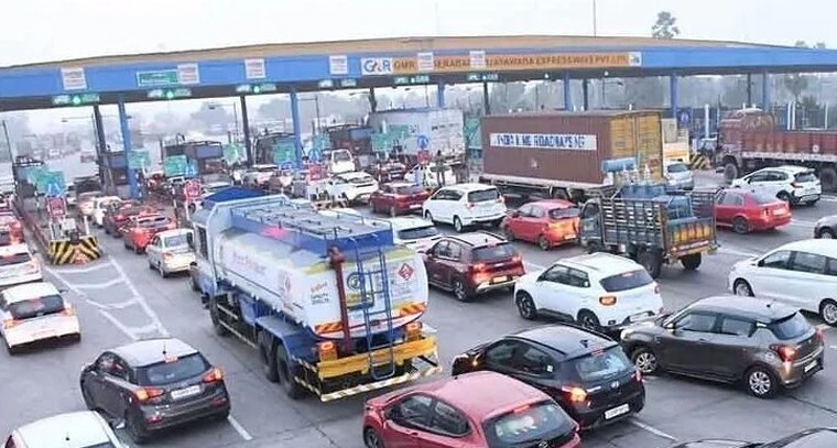 భారీ ట్రాఫిక్.. టోల్‌ప్లాజా క్యూలో ఉచిత ప్రయాణంపై ప్రజలకు తెలియని నిబంధనలు!

