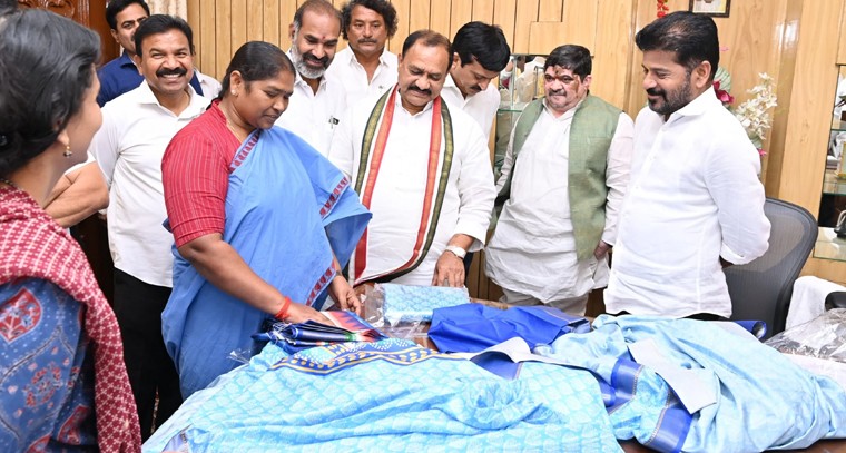 రేవంత్ రెడ్డి బతుకమ్మ సారె.. తెలంగాణ ఆడపడుచులకు బతుకమ్మ, సంక్రాంతి కానుకలు

