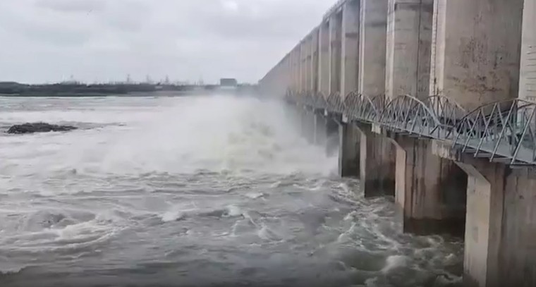 జూరాల ప్రాజెక్టులో వరద ఉద్ధృతి.. లోతట్టు ప్రాంతాల్లో అప్రమత్తతకు అధికారుల సూచన

