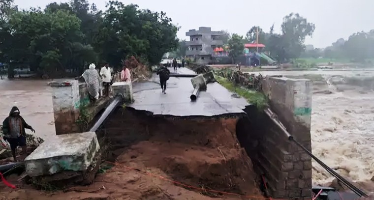 కుండపోత వర్షాలు.. బీబీపేట-కామారెడ్డి మార్గంలో కొట్టుకుపోయిన వంతెన.. జనజీవనం స్తంభం, రవాణా అస్తవ్యస్తం

