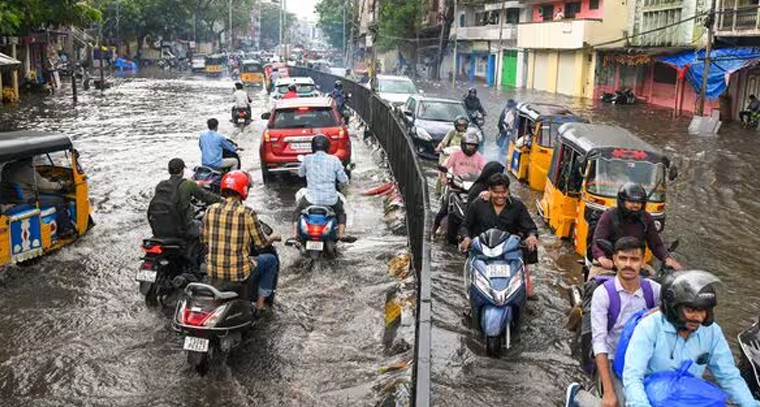 తెలంగాణలో భారీ వర్షాలు.. హైదరాబాద్‌తో సహా పలు జిల్లాల్లో కుండపోత


