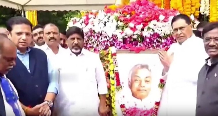 బడుగు బలహీన వర్గాల ఆశాజ్యోతి కాకా వెంకటస్వామి.. డిప్యూటీ సీఎం భట్టి విక్రమార్క నివాళి

