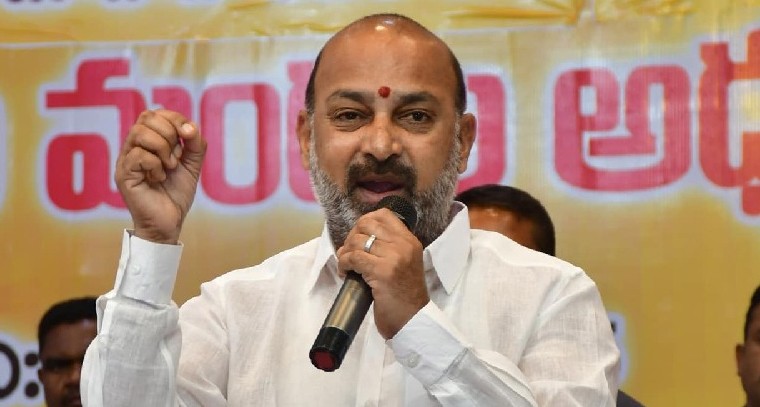 గ్రూప్-1 ఫలితాలపై హైకోర్టు తీర్పు: బీఆర్ఎస్, కాంగ్రెస్ ప్రభుత్వాలపై బండి సంజయ్ తీవ్ర విమర్శలు

