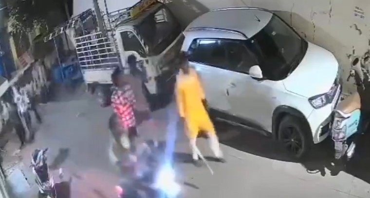 బీరు సీసాలు, కర్రలతో బీటెక్ విద్యార్థిపై 20 మంది దాడి.. స్నేహితుడిని కాపాడబోయి..

