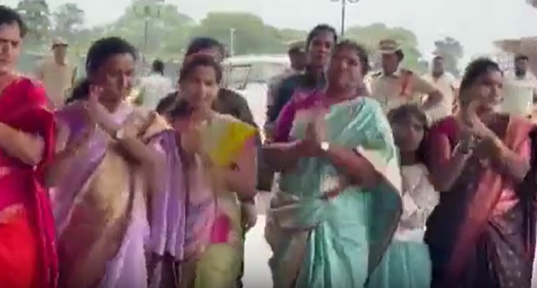 సచివాలయంలో బతుకమ్మ సంబురాలు.. మంత్రులు సీతక్క, కొండా సురేఖల సందడి

