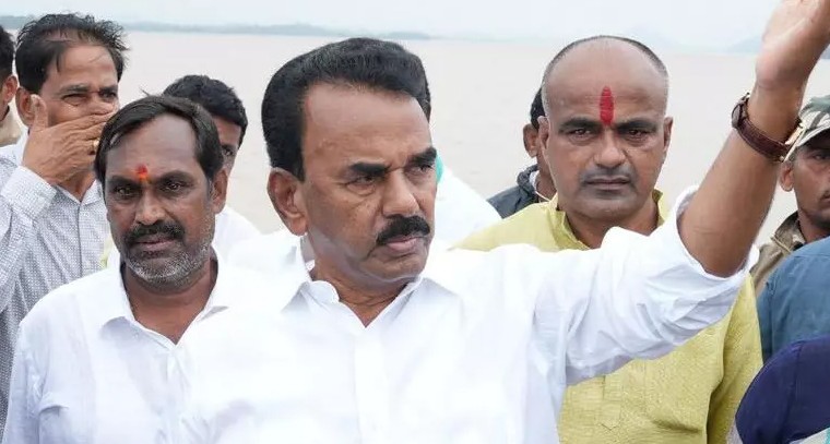 నష్టపోయిన రైతులకు అండగా నిలిచిన మంత్రి జూపల్లి.. సరలో పంట నష్టాన్ని పరిశీలన

