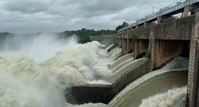 నిజాంసాగర్ జలాశయంలో వరద పోటు.. 24 గేట్లు ఎత్తి నీటి విడుదల

