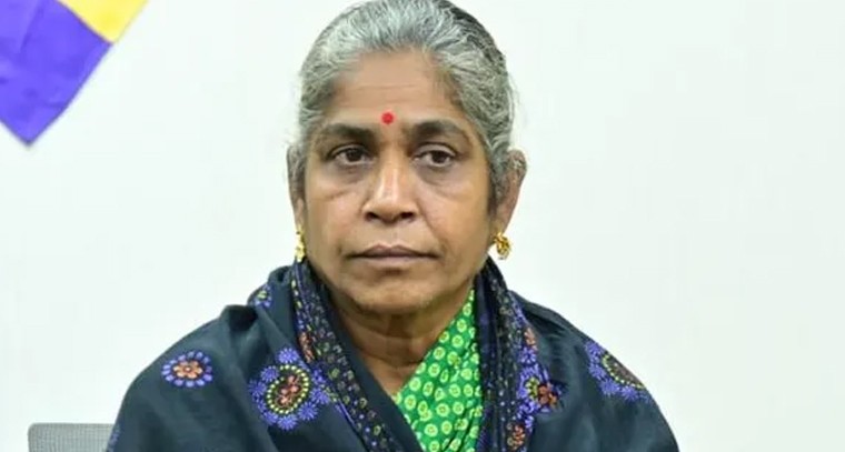 హైదరాబాద్‌లో పోలీసుల ఎదుట లొంగిపోయిన మావోయిస్టు కీలక నేత సునీత..!

