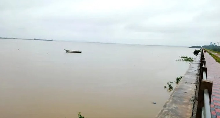 వరద గుప్పిట్లో వైరా జలాశయం.. పట్టు జారుతున్న నీటిమట్టం!

