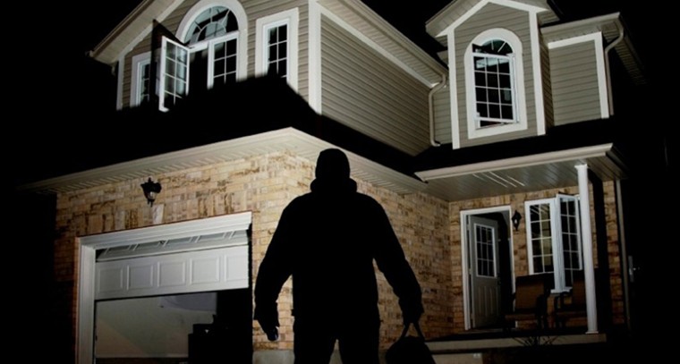 దసరా సెలవులు.. ఇంటికి తాళం వేసి వెళ్లిన కుటుంబం.. టీవీతో దొంగల పరార్

