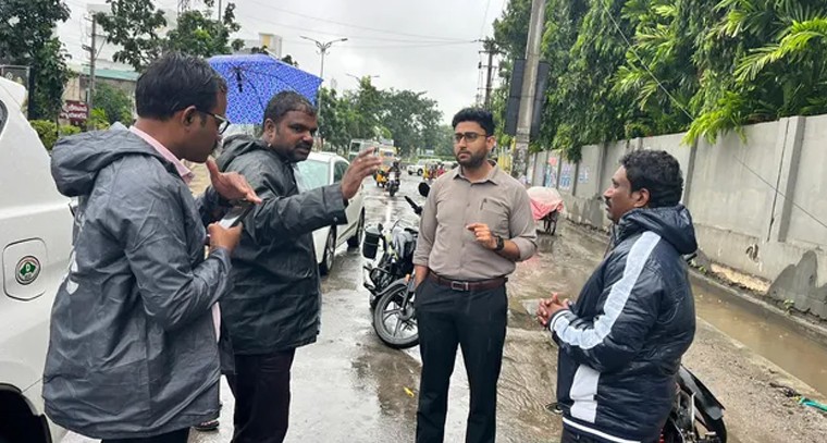 ముంపు నివారణకు మున్సిపల్ కమిషనర్ తక్షణ స్పందన.. ఖమ్మం నగరంలో సాధారణ స్థితికి కృషి

