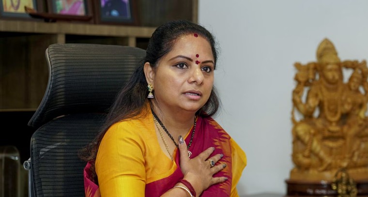 కేసీఆర్ ఫోటో లేకుండా కవిత యాత్ర.. 