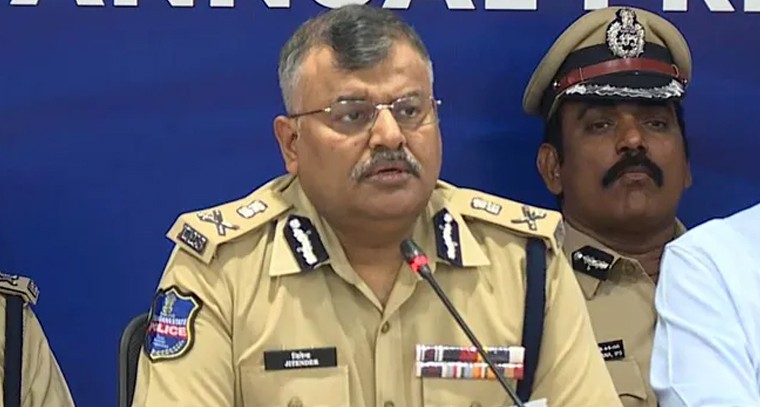 తెలంగాణలో భారీ వర్షాలు.. పోలీస్ శాఖ రెస్క్యూ ఆపరేషన్స్‌లో అప్రమత్తం

