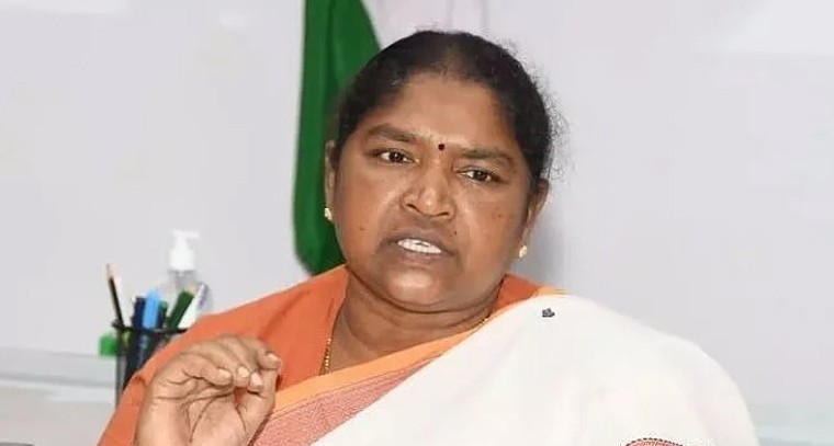 త్వరలో 15 ఏళ్ల బాలికల కోసం 'బాలికా సంఘాలు' : మంత్రి సీతక్క

