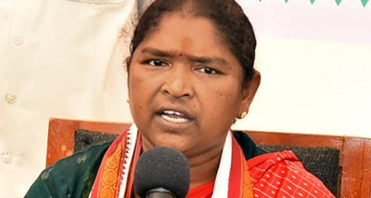 రాహుల్ గాంధీ మాట ప్రకారం BC రిజర్వేషన్లు అమలు.. BRSపై ధ్వజమెత్తిన మంత్రి సీతక్క

