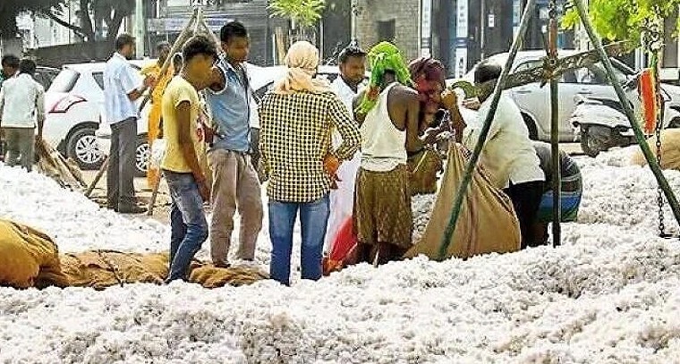 పత్తి కొనుగోళ్లలో తేమ శాతం సడలింపు.. రబీకి 2 లక్షల టన్నుల యూరియా కేటాయింపు కోరిన తెలంగాణ మంత్రులు

