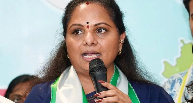 డ్రైవింగ్ చేస్తూ వీడియోలు, పాటలు వింటున్నారా? ఇకపై కుదరదు! హైదరాబాద్ పోలీసుల కఠిన హెచ్చరిక

