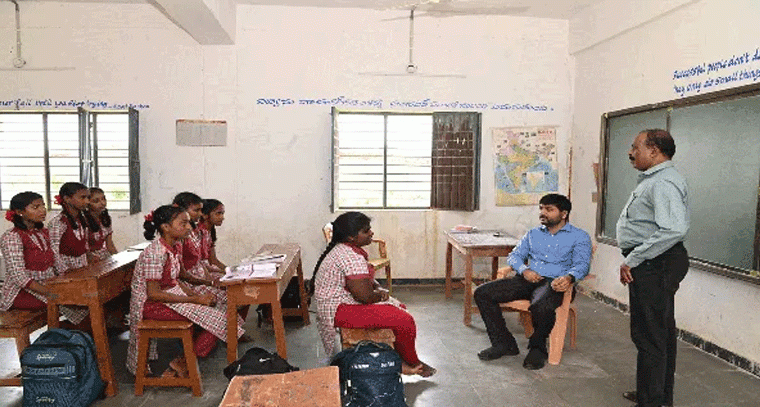 విద్యార్థులతో కలిసి పాఠాలు: కుమారం భీమ్ అసిఫాబాద్ పాఠశాల సందర్శన