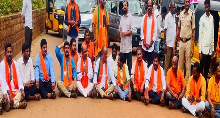 జహీరాబాద్ లో బిజెపి ఆధ్వర్యంలో రాస్తారోకో