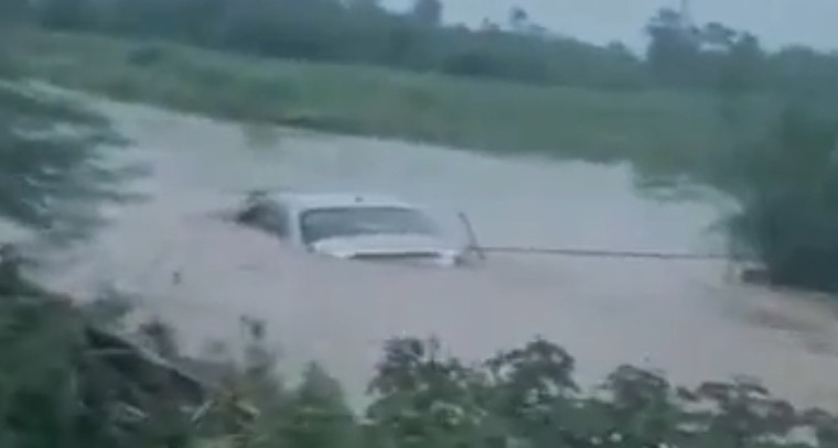 వాగులో కొట్టుకుపోయిన కారు.. ప్రయాణికులను కాపాడిన స్థానికులు