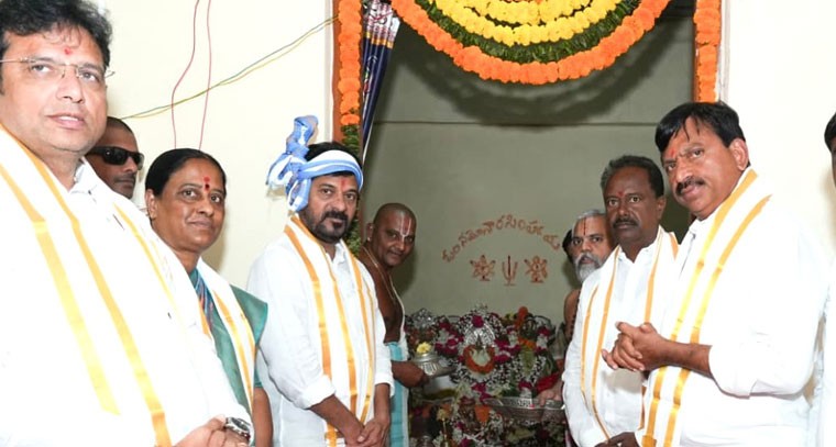 లక్ష్మీనరసింహ స్వామి వారిని దర్శించుకున్న సీఎం రేవంత్ 