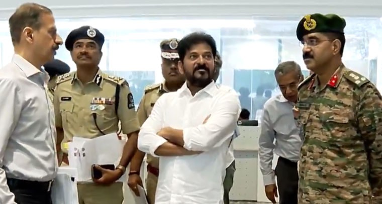 కమాండ్ కంట్రోల్ సెంటర్ ను పరిశీలించిన సీఎం రేవంత్  