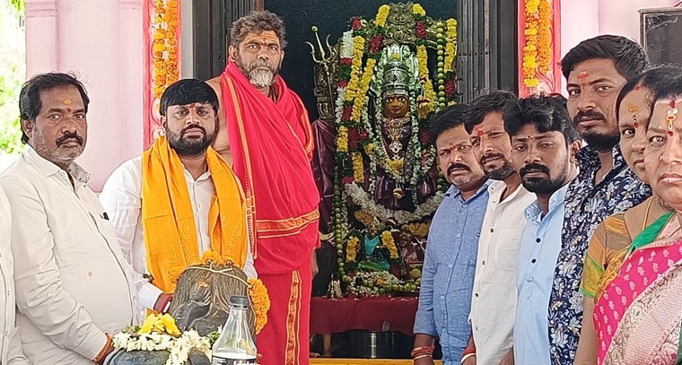 ముత్యాలమ్మ దేవాలయాలను దర్శించి ప్రత్యేక పూజలు నిర్వహించిన మాజీ డిప్యూటీ మేయర్ 