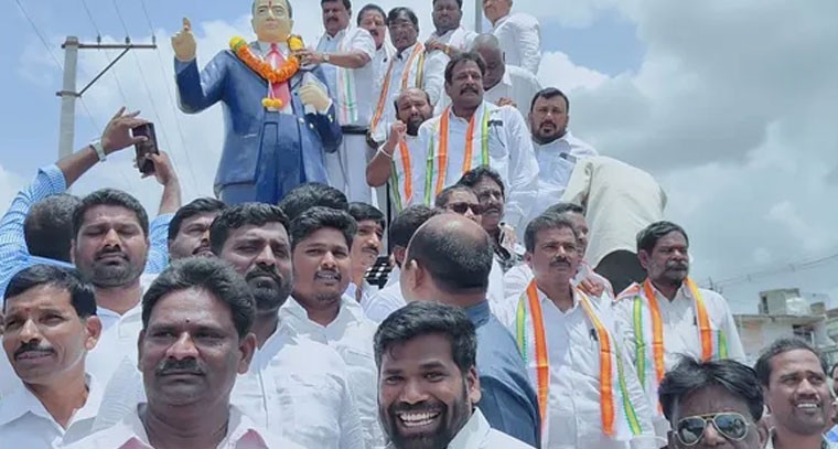 అంబేద్కర్ విగ్రహానికి పూలమాల వేసిన దేవరకొండ ఎమ్మెల్యే