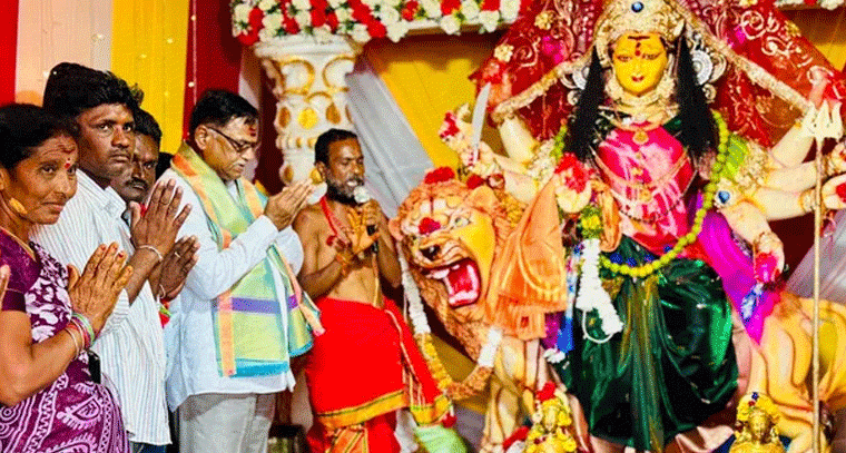 దుర్గామాతకు ప్రత్యేక పూజలు