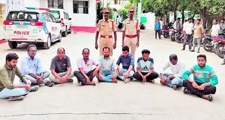 9 మంది అరెస్టు – ఫేక్ కాల్ సెంటర్ ముఠా మీద పోలీసుల మెరుపు దాడి