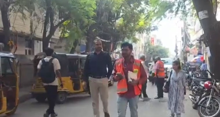 హైదరాబాద్‌లో పారిశుద్ధ్యంపై GHMC కమిషనర్ ఆకస్మిక తనిఖీలు