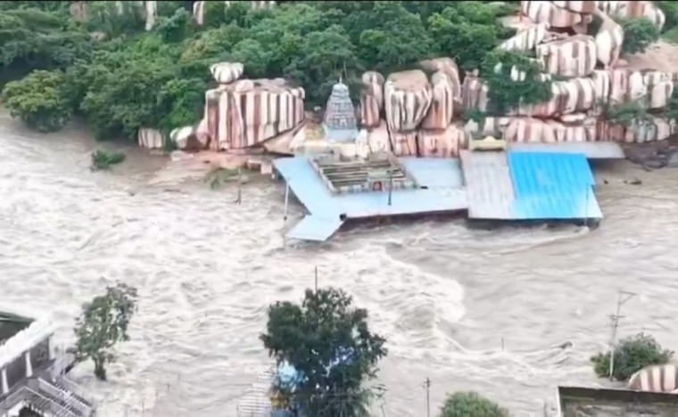 ఆరో రోజు కూడా నీటిలోనే ఏడుపాయల వనదుర్గ ఆలయం