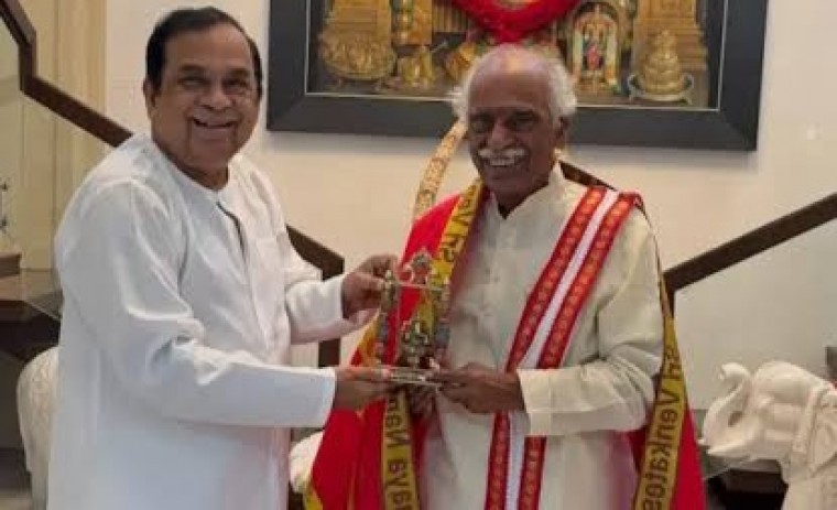 బండారు దత్తాత్రేయ ప్రముఖ సినీ నటుడు బ్రహ్మానందంను మర్యాదపూర్వకంగా కలిశారు