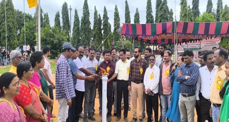 క్రీడలు మానసిక ఉల్లాసానికి దోహదం: మున్సిపల్ కమిషనర్