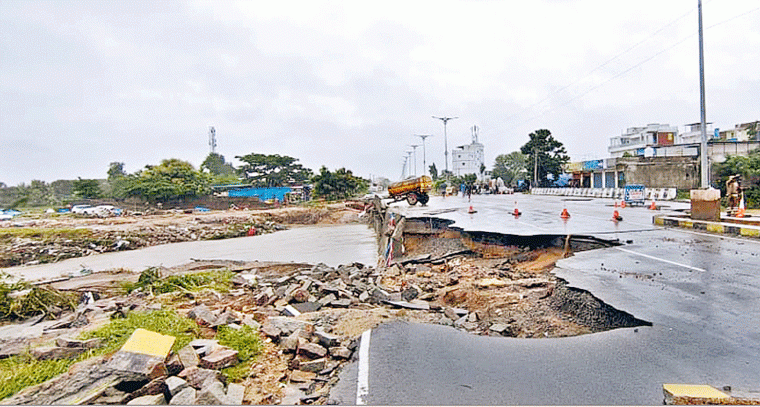 కామారెడ్డిలో వర్ష బీభత్సం: రోడ్లు కొట్టుకుపోయిన దృశ్యాలు!
