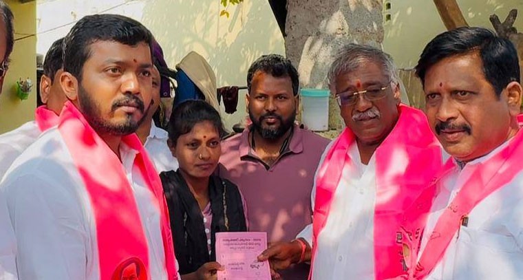  ఇంద్రేశం మున్సిపాలిటీలో మాద్రి పృథ్వీరాజ్  ఇంటింటి ప్రచారం 